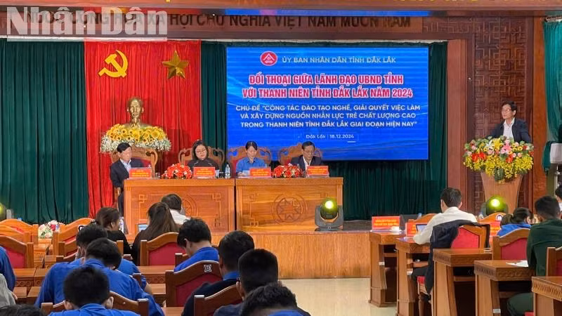 Đại diện các sở, ngành trả lời cụ thể các câu hỏi mà thanh niên quan tâm.