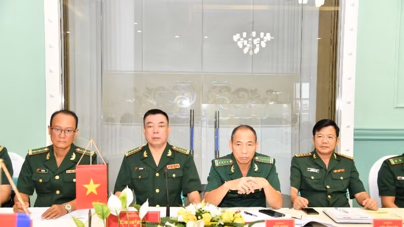Đại tá Đào Viết Hùng (thứ hai bên trái qua), Chỉ huy trưởng Bộ đội Biên phòng tỉnh Đắk Lắk, Trưởng đoàn đại biểu Bộ Chỉ huy Bộ đội Biên phòng tỉnh Đắk Lắk dự buổi hội đàm.