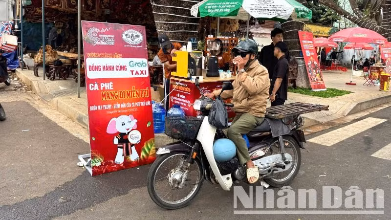 Một điểm phục vụ cà-phê miễn phí đồng hành cùng Grab và Taxi của Công ty Vương Thành Công trong dịp Lễ hội Cà-phê Buôn Ma Thuột lần thứ 9 năm 2025 trên đường Phan Đình Giót, thành phố Buôn Ma Thuột. Một điểm phục vụ cà-phê miễn phí đồng hành cùng Grab và Taxi của Công ty Vương Thành Công trong dịp Lễ hội Cà-phê Buôn Ma Thuột lần thứ 9 năm 2025 trên đường Phan Đình Giót, thành phố Buôn Ma Thuột.