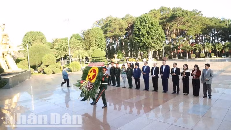 Phó Chủ tịch Quốc hội Trần Quang Phương và các đại biểu dâng hoa, dâng hương tưởng nhớ các anh hùng, liệt sĩ tại Nghĩa trang Liệt sĩ tỉnh Đắk Lắk. Phó Chủ tịch Quốc hội Trần Quang Phương và các đại biểu dâng hoa, dâng hương tưởng nhớ các anh hùng, liệt sĩ tại Nghĩa trang Liệt sĩ tỉnh Đắk Lắk.