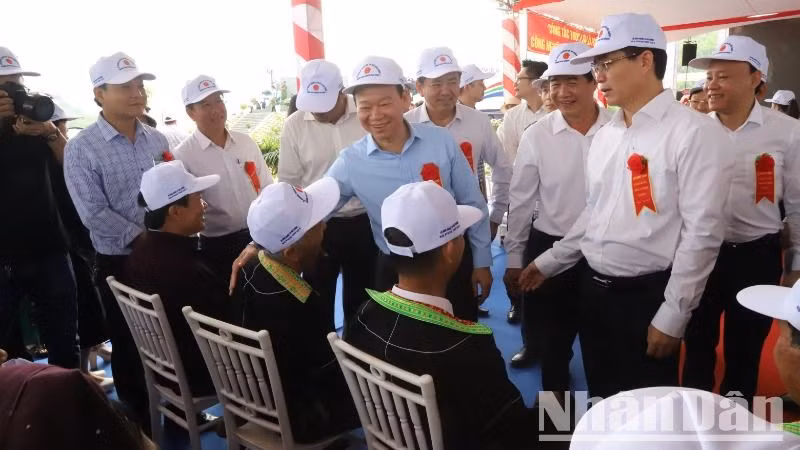 Bộ trưởng Đỗ Đức Duy và lãnh đạo tỉnh Đắk Lắk thăm hỏi các hộ dân bị ảnh hưởng bởi dự án.