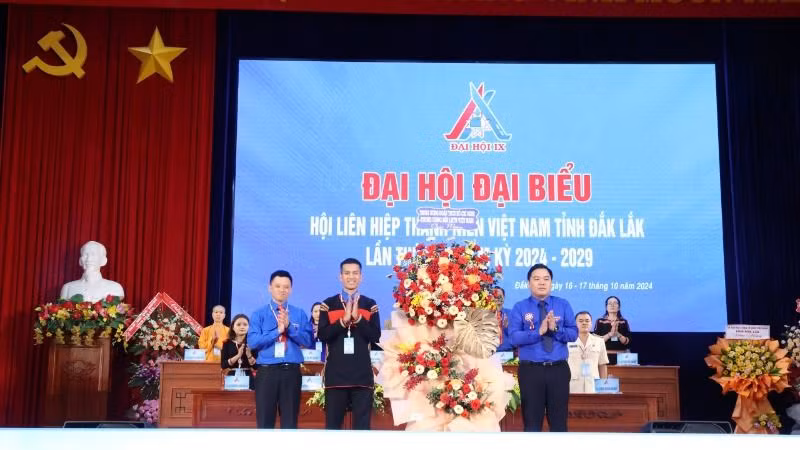 Lãnh đạo Trung ương Hội Liên hiệp thanh niên Việt Nam tặng hoa chúc mừng đại hội.