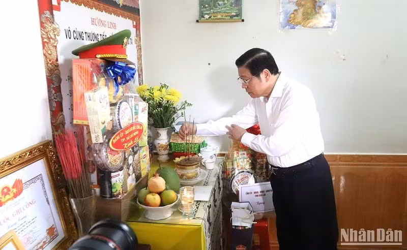 Đồng chí Phan Đình Trạc, Ủy viên Bộ Chính trị, Bí thư Trung ương Đảng, Trưởng Ban Nội chính Trung ương thắp hương tưởng nhớ liệt sĩ, Thiếu tá Hoàng Trung, cán bộ Công an xã Ea Ktur hy sinh trong vụ một nhóm đối tượng tấn công trụ sở Ủy ban nhân dân xã vào rạng sáng ngày 11/6 vừa qua.