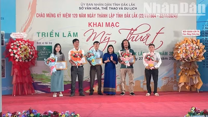 Ban tổ chức trao giải Khuyến khích cho các tác giả.