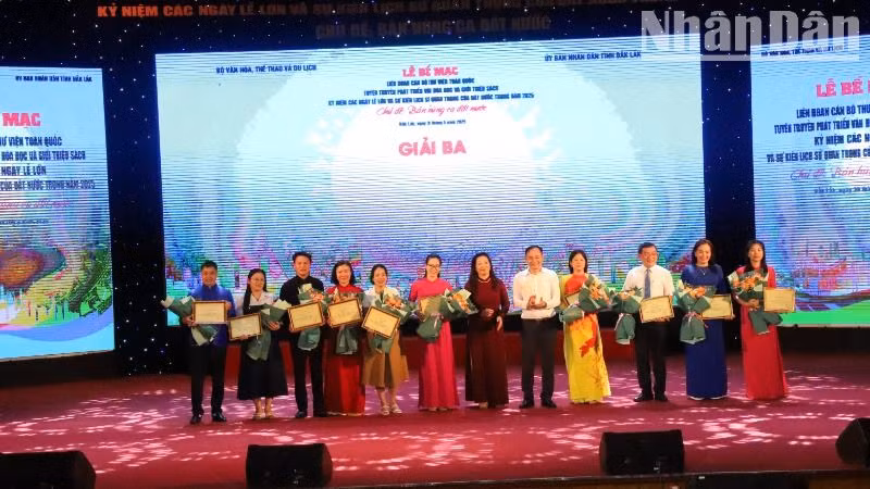 Ban Tổ chức Liên hoan trao giải cho các đoàn đạt giải Ba.