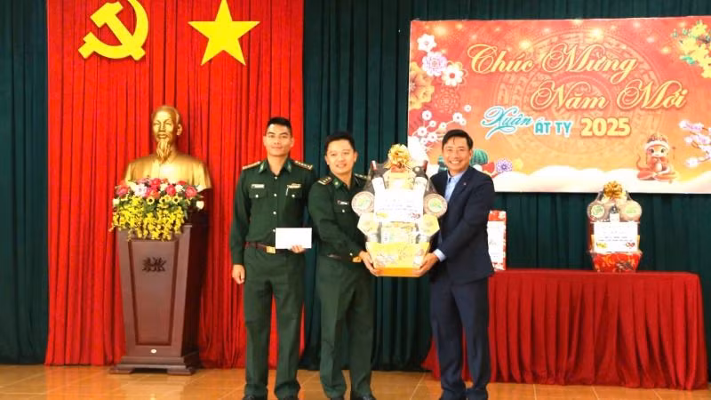 Đồng chí Nguyễn Thượng Hải, Ủy viên Ban Thường vụ Tỉnh ủy, Trưởng ban Tổ chức Tỉnh ủy Đắk Lắk tặng quà Tết cho Tiểu đoàn Huấn luyện-Cơ động, Bộ đội Biên phòng tỉnh Đắk Lắk. Đồng chí Nguyễn Thượng Hải, Ủy viên Ban Thường vụ Tỉnh ủy, Trưởng ban Tổ chức Tỉnh ủy Đắk Lắk tặng quà Tết cho Tiểu đoàn Huấn luyện-Cơ động, Bộ đội Biên phòng tỉnh Đắk Lắk.