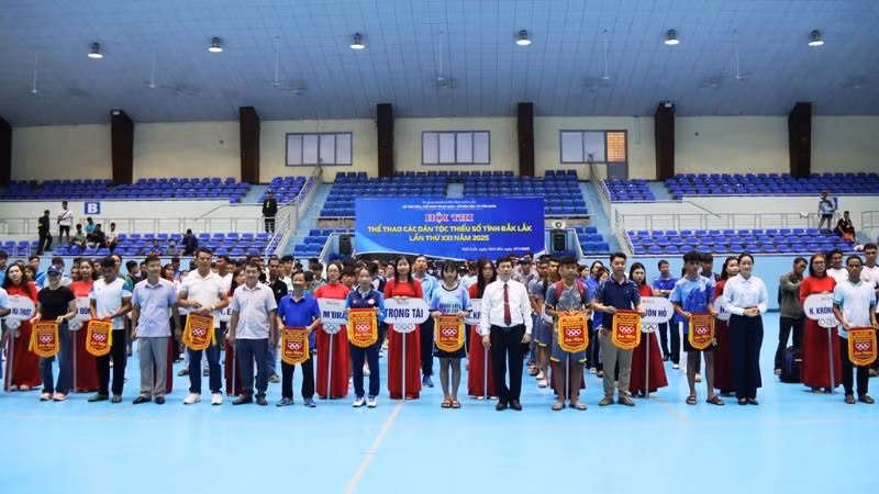 Ban Tổ chức Hội thi tặng cờ lưu niệm cho các đoàn tham gia Hội thi thể thao các dân tộc thiểu số tỉnh Đắk Lắk lần thứ XXI năm 2025.
