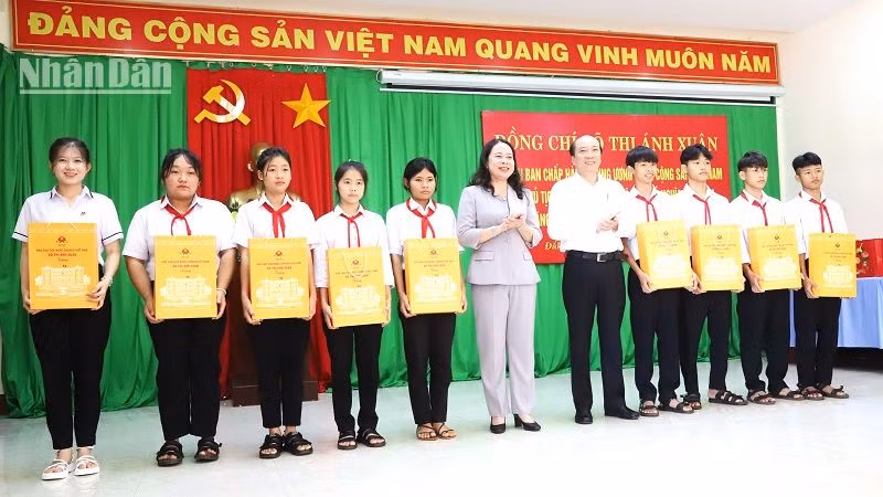 Phó Chủ tịch nước Võ Thị Ánh Xuân và Chủ tịch Ủy ban nhân dân tỉnh Đắk Lắk Phạm Ngọc Nghị tặng quà cho các em học sinh vượt khó học giỏi đang nuôi dạy tại Trung tâm Bảo trợ xã hội tỉnh Đắk Lắk. Phó Chủ tịch nước Võ Thị Ánh Xuân và Chủ tịch Ủy ban nhân dân tỉnh Đắk Lắk Phạm Ngọc Nghị tặng quà cho các em học sinh vượt khó học giỏi đang nuôi dạy tại Trung tâm Bảo trợ xã hội tỉnh Đắk Lắk.
