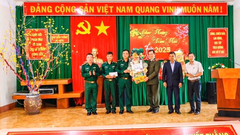 Thiếu tướng Lê Vinh Quy và đoàn công tác tặng quà Tết cán bộ, chiến sĩ Đồn Biên phòng Bo Heng. Thiếu tướng Lê Vinh Quy và đoàn công tác tặng quà Tết cán bộ, chiến sĩ Đồn Biên phòng Bo Heng.