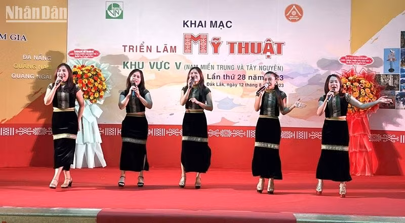 Văn nghệ chào mừng khai mạc triển lãm. Văn nghệ chào mừng khai mạc triển lãm.