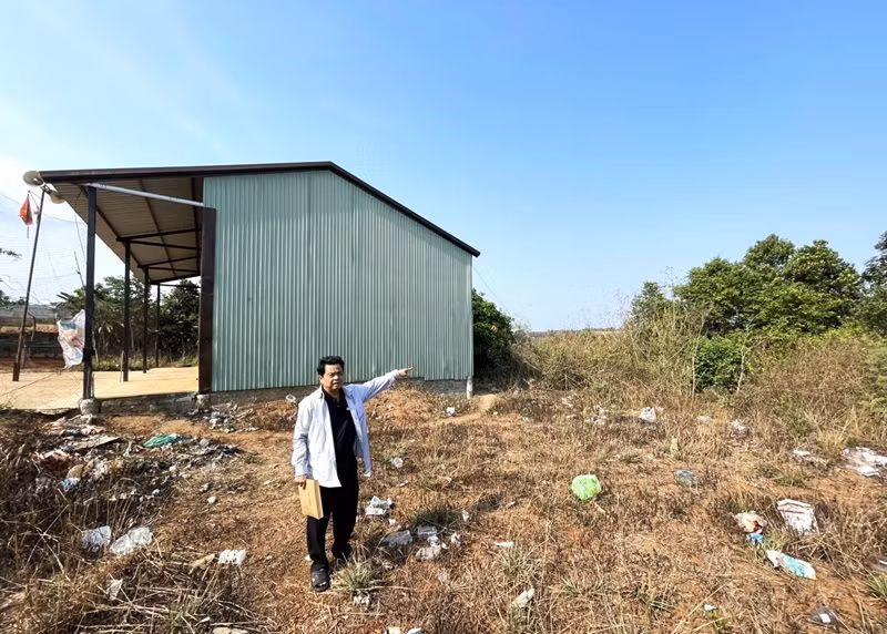 Mặc dù ông Hoàng Văn Kế đã làm đơn khiếu nại đã 9 năm nay, nhưng Hội trường thôn Kty 5 vẫn nằm chình ình trên đất rừng sản xuất và chắn ngang trước mặt lô đất của ông nhưng Ủy ban nhân dân huyện Krông Búk và xã Chứ Kbô vẫn không tháo dỡ hoặc di dời đi nơi khác. Mặc dù ông Hoàng Văn Kế đã làm đơn khiếu nại đã 9 năm nay, nhưng Hội trường thôn Kty 5 vẫn nằm chình ình trên đất rừng sản xuất và chắn ngang trước mặt lô đất của ông nhưng Ủy ban nhân dân huyện Krông Búk và xã Chứ Kbô vẫn không tháo dỡ hoặc di dời đi nơi khác.