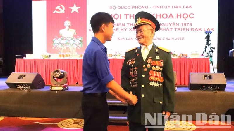 Những nhân chứng lịch sử Chiến dịch Tây Nguyên kể chuyện truyền thống cho thế hệ trẻ tại hội thảo. Những nhân chứng lịch sử Chiến dịch Tây Nguyên kể chuyện truyền thống cho thế hệ trẻ tại hội thảo.