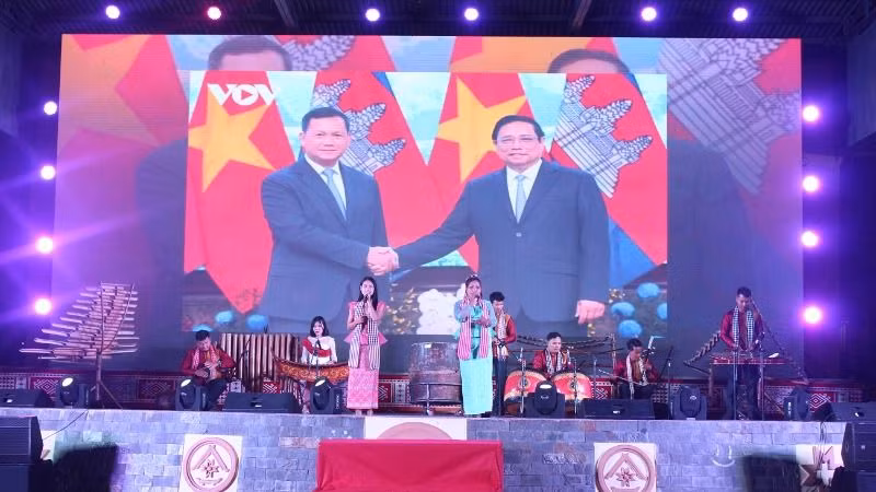 Tiết mục nghệ thuật ca ngợi mối quan hệ giữa hai nước Việt Nam và Campuchia tiếp tục đoàn kết, gắn bó và phát triển do Đoàn Nghệ thuật tỉnh Mondulkiri, Campuchia thể hiện.