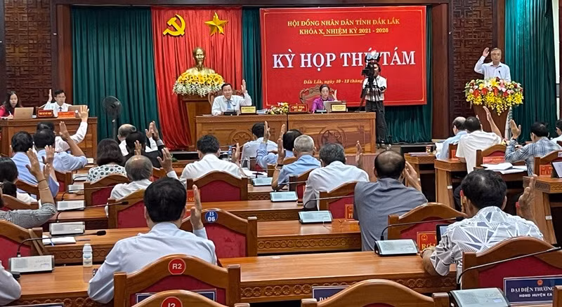 Các đại biểu Hội đồng nhân dân tỉnh Đắk Lắk khóa X, nhiệm kỳ 2021-2026 biểu quyết thông qua các nghị quyết của kỳ họp thứ 8. 