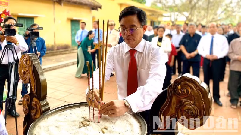 Bí thư Tỉnh ủy Đắk Lắk Nguyễn Đình Trung dâng hương tưởng niệm các chiến sĩ cách mạng đã hy sinh tại Di tích lịch sử quốc gia đặc biệt Nhà đày Buôn Ma Thuột, nhân kỷ niệm 50 năm Chiến thắng Buôn Ma Thuột (10/3/1975-10/3/2025). Bí thư Tỉnh ủy Đắk Lắk Nguyễn Đình Trung dâng hương tưởng niệm các chiến sĩ cách mạng đã hy sinh tại Di tích lịch sử quốc gia đặc biệt Nhà đày Buôn Ma Thuột, nhân kỷ niệm 50 năm Chiến thắng Buôn Ma Thuột (10/3/1975-10/3/2025).