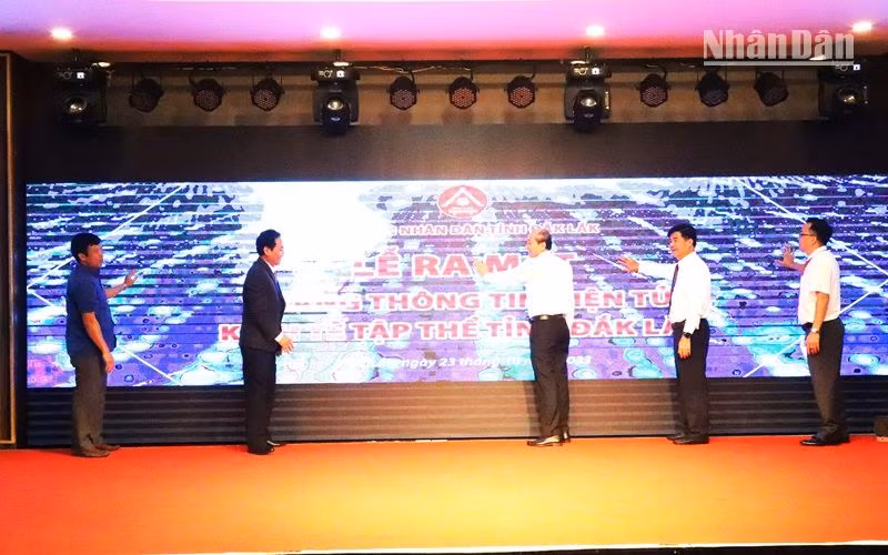Các đại biểu ấn nút ra mắt Trang thông tin điện tử về kinh tế tập thể tỉnh Đắk Lắk. Các đại biểu ấn nút ra mắt Trang thông tin điện tử về kinh tế tập thể tỉnh Đắk Lắk.