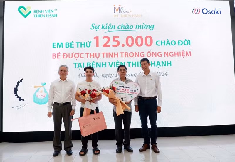 Lãnh đạo Bệnh viện đa khoa Thiện Hạnh và Bệnh viện Từ Dũ Thành phố Hồ Chí Minh tặng quà chúc mừng gia đình của em bé.