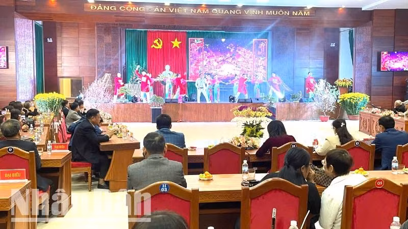 Văn nghệ chào mừng buổi gặp mặt.