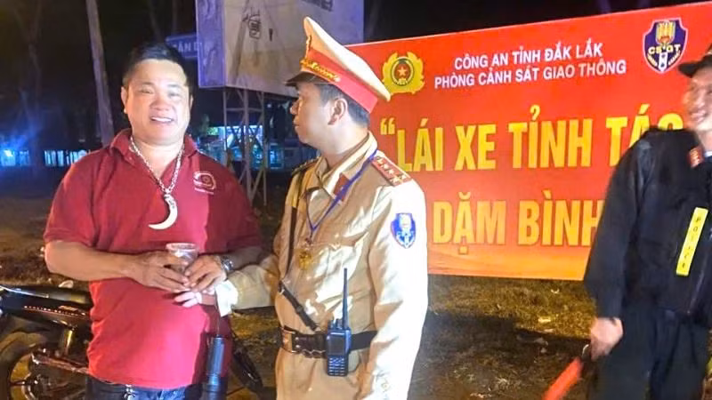 Cán bộ, chiến sĩ Phòng Cảnh sát giao thông, Công an tỉnh Đắk Lắk làm nhiệm vụ tuần tra kiểm soát trên các tuyến đường mời tài xế dùng cà-phê giúp tài xế tỉnh táo, điều khiển phương tiện an toàn.