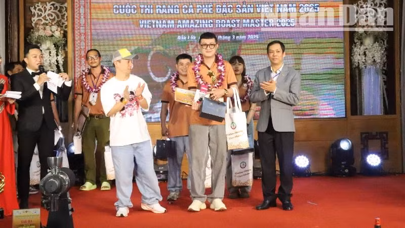 Thí sinh Lê Đức Mạnh đến từ tỉnh Đắk Lắk đạt 327,88 điểm, đoạt giải Ba cuộc thi. Thí sinh Lê Đức Mạnh đến từ tỉnh Đắk Lắk đạt 327,88 điểm, đoạt giải Ba cuộc thi.