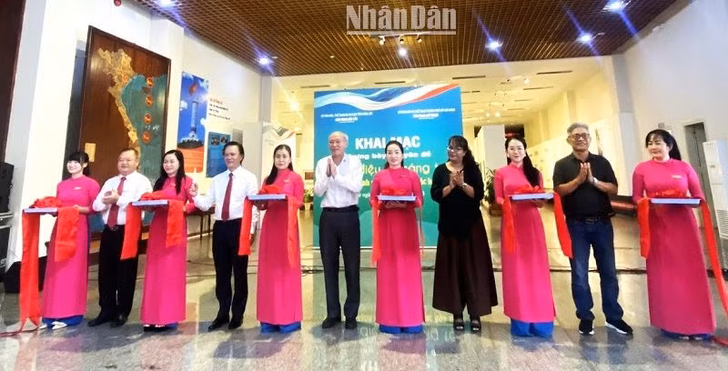Các đại biểu cắt băng khai mạc trưng bày.