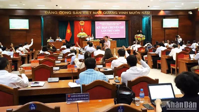 Các đại biểu biểu quyết thông qua các Nghị quyết của kỳ họp.