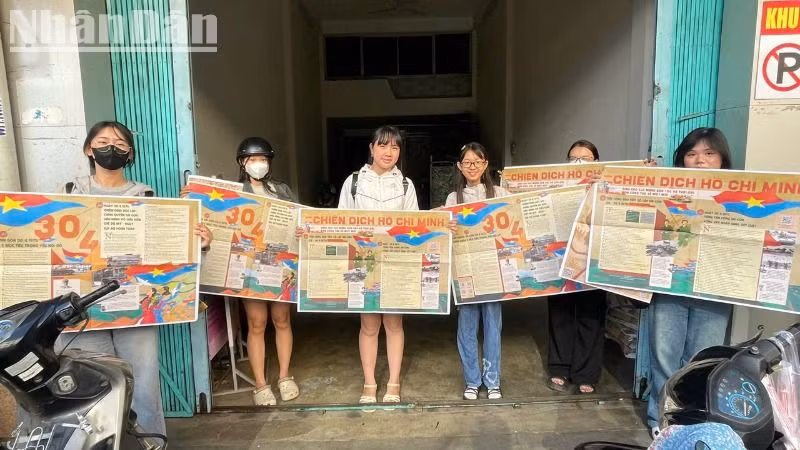 Các bạn trẻ rất hào hứng khi nhận phụ san đặc biệt của Báo Nhân Dân kỷ niệm 50 năm Ngày giải phóng miền nam, thống nhất đất nước. Các bạn trẻ rất hào hứng khi nhận phụ san đặc biệt của Báo Nhân Dân kỷ niệm 50 năm Ngày giải phóng miền nam, thống nhất đất nước.