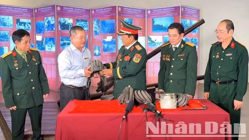 Trung tướng, tiến sĩ, Anh hùng lực lượng vũ trang Đoàn Sinh Hưởng trao các hiện vật quý giá về Chiến thắng Buôn Ma Thuột cho Bảo tàng Đắk Lắk.