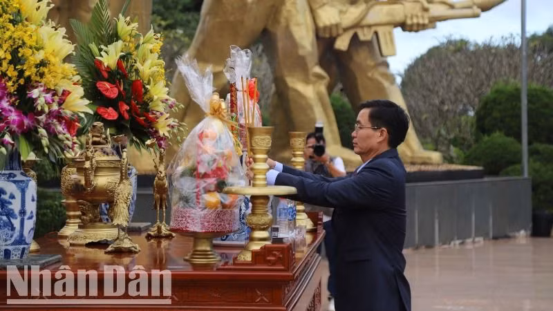 Bí thư Tỉnh ủy Đắk Lắk dâng hương tưởng nhớ các anh hùng liệt sĩ tại Nghĩa trang Liệt sĩ tỉnh.