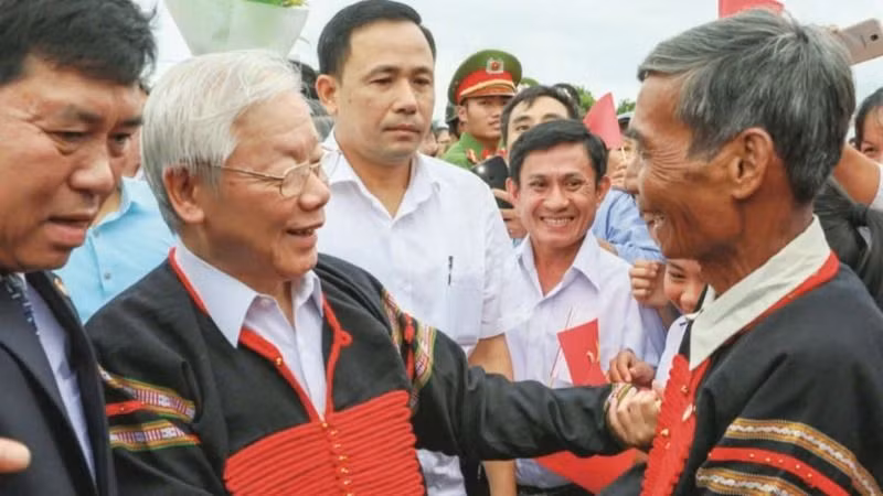 Tổng Bí thư Nguyễn Phú Trọng thăm hỏi đồng bào các dân tộc xã Dur Kmăl anh hùng, huyện Krông Ana tại Ngày hội đại đoàn kết toàn dân tộc năm 2018. (Ảnh: HOÀNG GIA) Tổng Bí thư Nguyễn Phú Trọng thăm hỏi đồng bào các dân tộc xã Dur Kmăl anh hùng, huyện Krông Ana tại Ngày hội đại đoàn kết toàn dân tộc năm 2018. (Ảnh: HOÀNG GIA)