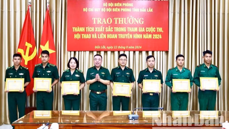 Lãnh đạo Bộ Chỉ huy Bộ đội Biên phòng tỉnh Đắk Lắk tặng giấy khen cho các cá nhân có thành tích xuất sắc trong tham gia cuộc thi, hội thao và Liên hoan Truyền hình năm 2024.