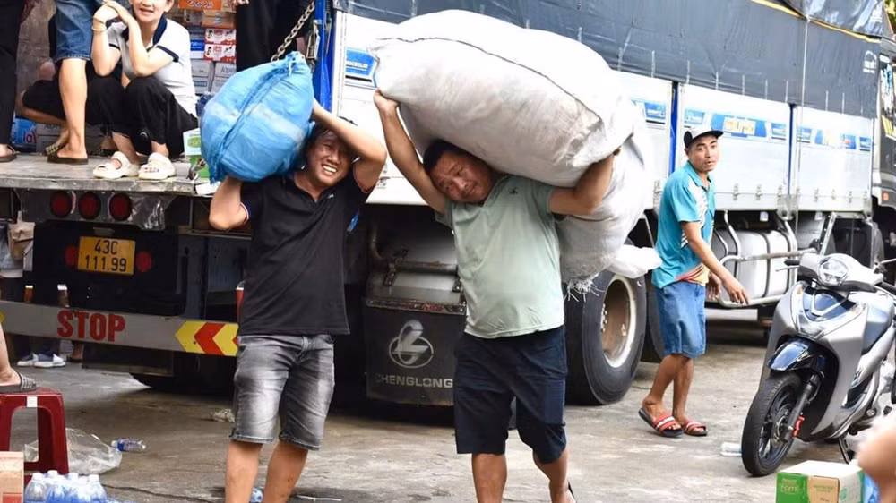 Nhân dân thành phố Buôn Ma Thuột mang áo quần, thực phẩm đến ủng hộ đồng bào các tỉnh phía bắc khắc phục hậu quả cơn bão số 3 gây ra.