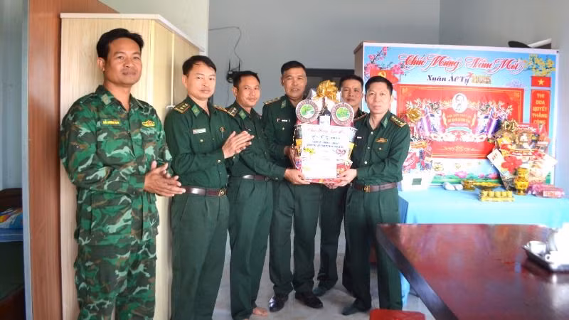 Đại tá Đỗ Quang Thấm, Chính ủy Bộ đội Biên phòng tỉnh Đắk Lắk kiểm tra, động viên và trao quà của Tỉnh ủy, Hội đồng nhân dân, Ủy ban nhân dân, Ủy ban Mặt trận Tổ quốc Việt Nam tỉnh tặng cán bộ, chiến sĩ Đội Công tác địa bàn Đồn Biên phòng Ia Rvê. Đại tá Đỗ Quang Thấm, Chính ủy Bộ đội Biên phòng tỉnh Đắk Lắk kiểm tra, động viên và trao quà của Tỉnh ủy, Hội đồng nhân dân, Ủy ban nhân dân, Ủy ban Mặt trận Tổ quốc Việt Nam tỉnh tặng cán bộ, chiến sĩ Đội Công tác địa bàn Đồn Biên phòng Ia Rvê.