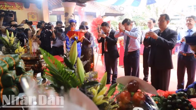 Lãnh đạo tỉnh và các sở, ngành dâng hương tưởng nhớ các Vua Hùng.