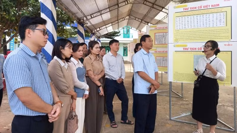 Đông đảo cán bộ, công chức, viên chức huyện Krông Búk thăm quan triển lãm.