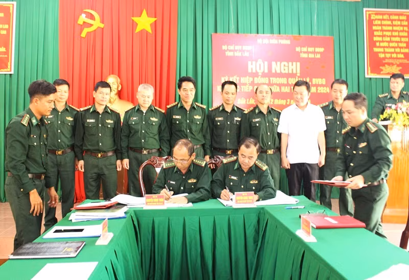 Lãnh đạo Bộ Chỉ huy Bộ đội Biên phòng tỉnh Đắk Lắk và Gia Lai ký kết hiệp đồng bảo vệ biên giới tiếp giáp.