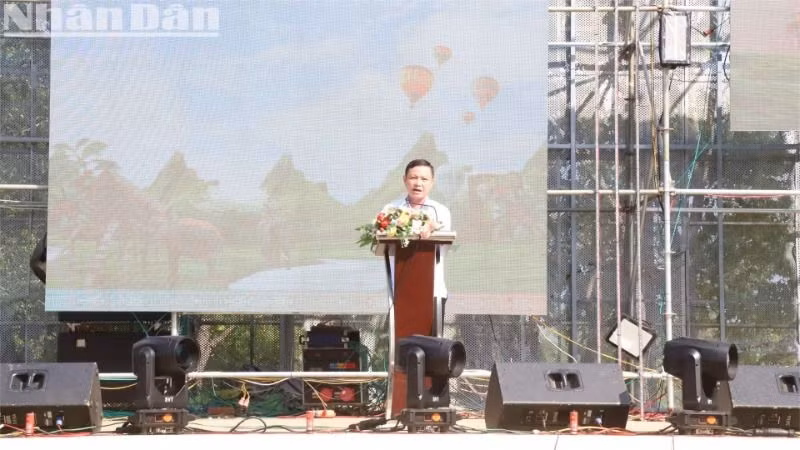 Chủ tịch Ủy ban nhân dân huyện Buôn Đôn Phạm Trung Nghĩa phát biểu khai mạc Ngày hội Khinh khí cầu Đắk Lắk 2025-Bay trên đại ngàn. Chủ tịch Ủy ban nhân dân huyện Buôn Đôn Phạm Trung Nghĩa phát biểu khai mạc Ngày hội Khinh khí cầu Đắk Lắk 2025-Bay trên đại ngàn.