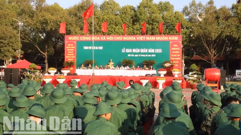 Quang cảnh buổi lễ giao, nhận quân tại thành phố Buôn Ma Thuột.