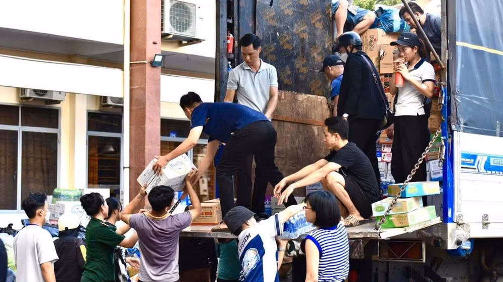 Nhiều người tình nguyện góp công, góp sức bốc xếp hàng hóa lên xe. Nhiều người tình nguyện góp công, góp sức bốc xếp hàng hóa lên xe.
