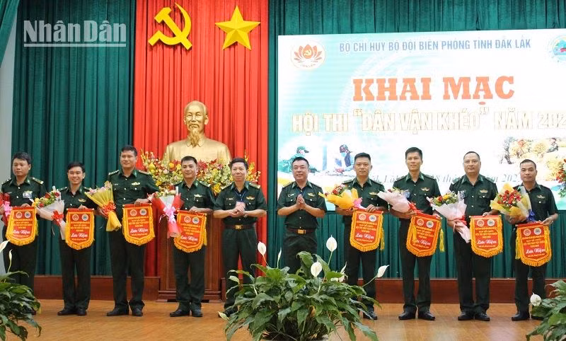 Lãnh đạo Bộ Chỉ huy Bộ đội Biên phòng tỉnh Đắk Lắk trao cờ lưu niệm tặng các đơn vị tham gia hội thi.