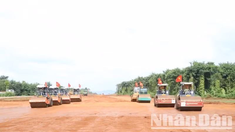 Các doanh nghiệp thi công cao tốc Khánh Hòa-Buôn Ma Thuột hưởng ứng đợt thi đua đặc biệt lập thành tích chào mừng kỷ niệm 50 năm Chiến thắng Buôn Ma Thuột, giải phóng tỉnh Đắk Lắk (10/3/1975-10/3/2025), đẩy nhanh tiến độ thi công. Các doanh nghiệp thi công cao tốc Khánh Hòa-Buôn Ma Thuột hưởng ứng đợt thi đua đặc biệt lập thành tích chào mừng kỷ niệm 50 năm Chiến thắng Buôn Ma Thuột, giải phóng tỉnh Đắk Lắk (10/3/1975-10/3/2025), đẩy nhanh tiến độ thi công.