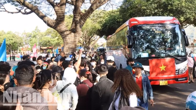 Đông đảo người thân đến tiễn đưa các thanh niên lên đường nhập ngũ.