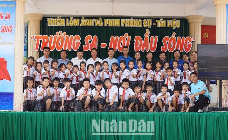 Các cháu học sinh huyện biên giới Ea Súp đến với Triển lãm “Trường Sa-Nơi đầu sóng”.