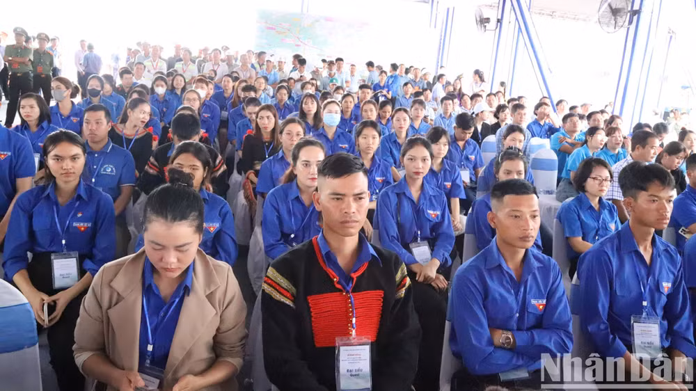 Các đoàn viên, thanh niên tỉnh Đắk Lắk dự Lễ phát động Đợt thi đua cao điểm “500 ngày đêm hoàn thành 3.000km đường cao tốc”.