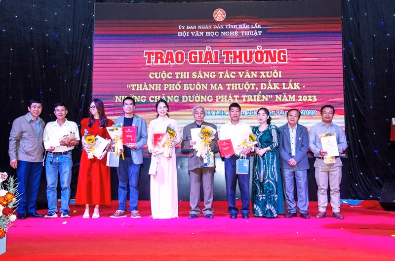 Các tác giả có tác phẩm đoạt giải của cuộc thi. Các tác giả có tác phẩm đoạt giải của cuộc thi.