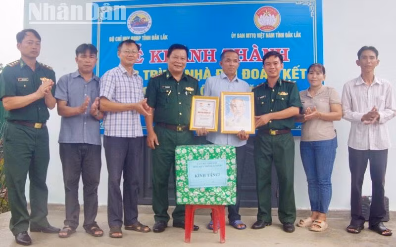 Đại diện Bộ Chỉ huy Bộ đội Biên phòng tỉnh Đắk Lắk và các đơn vị trao cờ Tổ quốc, ảnh Bác Hồ, biểu trưng và quà tặng gia đình ông Hồ Văn Đáp.