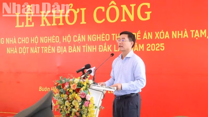 Bí thư Tỉnh ủy Đắk Lắk Nguyễn Đình Trung phát biểu tại buổi lễ. Bí thư Tỉnh ủy Đắk Lắk Nguyễn Đình Trung phát biểu tại buổi lễ.