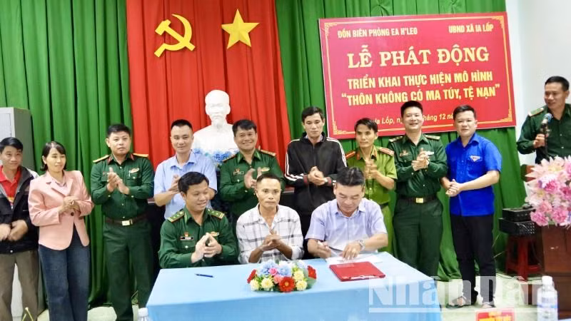 Đại diện Đồn Biên phòng Ea H’leo, chính quyền địa phương và thôn Chiềng ký kết tham gia thực hiện mô hình “Thôn không có ma túy, tệ nạn”.