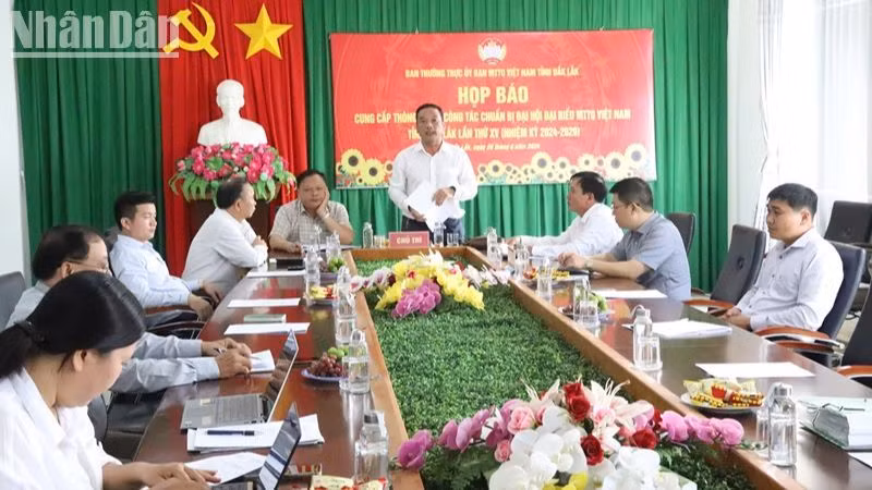 Chủ tịch Ủy ban Mặt trận Tổ quốc Việt Nam tỉnh Đắk Lắk Y Giang Gry Niê Knơng phát biểu tại buổi họp báo.