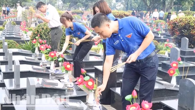 Các đoàn viên, thanh niên tỉnh Đắk Lắk thắp hương tri ân các liệt sĩ tại Nghĩa trang Liệt sĩ tỉnh Đắk Lắk. Các đoàn viên, thanh niên tỉnh Đắk Lắk thắp hương tri ân các liệt sĩ tại Nghĩa trang Liệt sĩ tỉnh Đắk Lắk.
